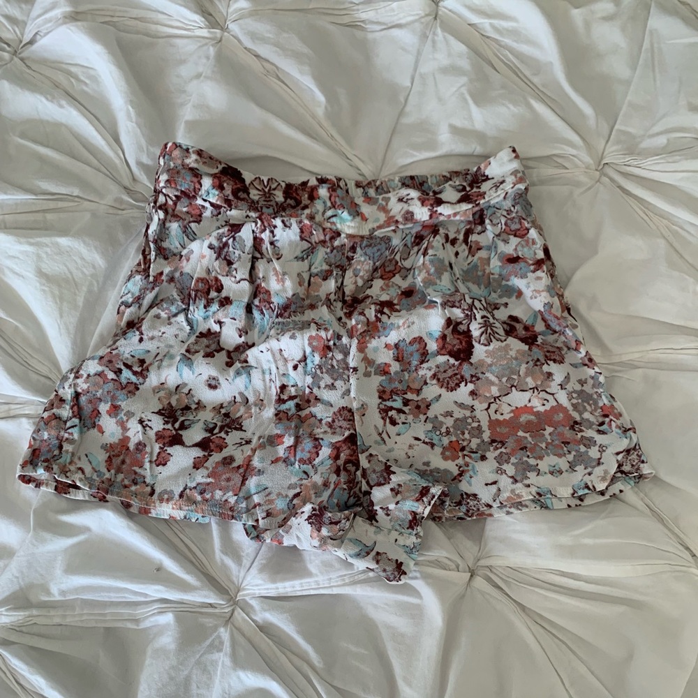 Floral white flowy shorts by Frenchi